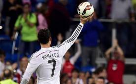 En cinco años en el Real Madrid, Cristiano logra el mismo número de tripletes, 22, que consiguieron Di Stéfano y Zarra en once temporadas. Foto AFP