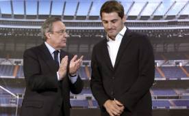 Florentino Pérez despidió ayer en el Bernabéu a Iker Casillas. (EFE)