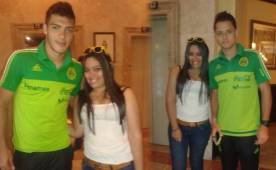 Nuestra colega Karla Reyes ingresó al hotel de concentración de México como aficionada, burló el cinturón de seguridad que rodeaba dicha instalación y compartió con los futbolistas, hasta charló con Chicharito Hernández y se tomó fotos con varias de sus figuras.
