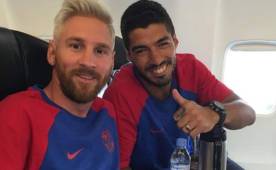 En el vuelo el delantero uruguayo compartió una imagen de los dos jugadores juntos.