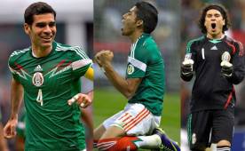 Los jugadores Rafael Márquez, Javier Aquino y Guillermo Ochoa, son tres de los jugadores pilares en la alineación de México para enfrentar mañana a Honduras en el estadio Azteca.