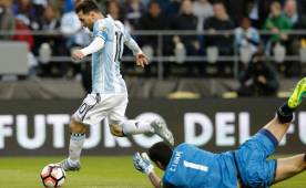 Messi elude la presencia de Lampe y acto seguido le hizo un caño. Foto AFP.