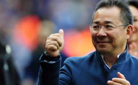(FILES) In this file photo taken on May 18, 2016 Leicester City FC's owner Vichai Srivaddhanaprabha applauds as they take part in a presentation of the English Premier League football trophy at the King Power duty-free headquarters in Bangkok on May 18, 2016. - A helicopter belonging to Thai tycoon Vichai Srivaddhanaprabha crashed on October 27, 2018 near the stadium of his UK football club Leicester City. The identities of the pilot and any passengers on board have not yet been confirmed. It is also not yet known if anyone on the ground was injured. (Photo by CHRISTOPHE ARCHAMBAULT / AFP)