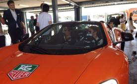 Cristiano Ronaldo en el automóvil con el piloto de Fórmula 1 Jenson Button.