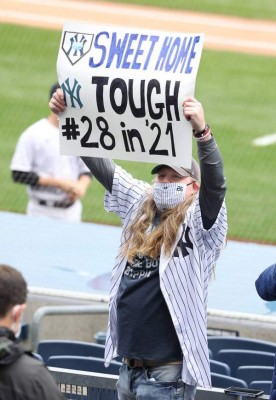 Besos, fiesta y tremendo espectáculo en el regreso de los aficionados al Yankee Stadium de Nueva York