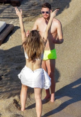 Jorginho, campeón de la Eurocopa y sus picantes vacaciones junto Catherine Harding; el descuido de la novia en la playa