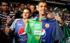 Un aficionado le llevó esta camisa a Amado para que la firmara, luego posó para los medios con ella. Foto Juan Salgado