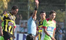 Armando Castro siempre se ve involucrados en polémicas por sus decisiones, prueba de ello, el clásico de marzo de 2013 donde expulsó a cinco jugadores de Marathón y se suspendió.