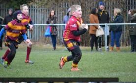 Eddie Watson, con el ovoide en sus manos, mientras jugaba uno de sus partidos de rugby.