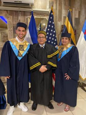 ¡Una postalita de felicidad! Jonathan Rubio tuvo un momento especial al recibir si título de Bachiller en Teología.