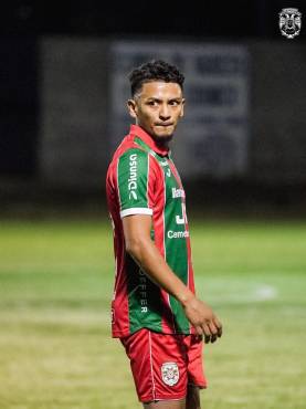 Alexy Vega mira de reojo a su antiguo equipo, el Victoria.