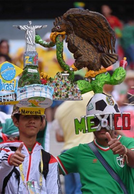 Aficionados mexicanos ponen color y fiesta en las gradas.