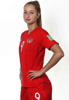 La sexy mujer de la gran estrella de Canadá: Víctima de racismo con su novio y juega en el PSG