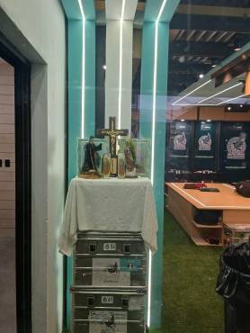 El altar religioso en la entrada del camerino de la selección mexicana.