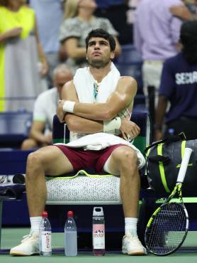 NEW YORK, NEW YORK - SEPTEMBER 06: Carlos Alcaraz of Spain tries to cool down during the change of ends against Alexander Zverev of Germany during their Men's Singles Quarterfinal match on Day Ten of the 2023 US Open at the USTA Billie Jean King National Tennis Center on September 06, 2023 in the Flushing neighborhood of the Queens borough of New York City. Clive Brunskill/Getty Images/AFP (Photo by CLIVE BRUNSKILL / GETTY IMAGES NORTH AMERICA / Getty Images via AFP)