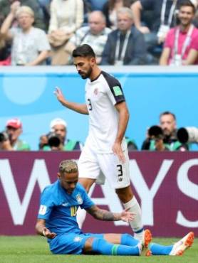 St.petersburg (Russian Federation), 22/06/2018.- Neymar (down) of Brazil reacts after a tackle during the FIFA World Cup 2018 group E preliminary round soccer match between Brazil and Costa Rica in St.Petersburg, Russia, 22 June 2018. (RESTRICTIONS APPLY: Editorial Use Only, not used in association with any commercial entity - Images must not be used in any form of alert service or push service of any kind including via mobile alert services, downloads to mobile devices or MMS messaging - Images must appear as still images and must not emulate match action video footage - No alteration is made to, and no text or image is superimposed over, any published image which: (a) intentionally obscures or removes a sponsor identification image; or (b) adds or overlays the commercial identification of any third party which is not officially associated with the FIFA World Cup) (Mundial de Fútbol, Brasil, Rusia) EFE/EPA/GEORGI LICOVSKI EDITORIAL USE ONLY