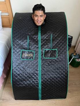 Sin perder la buenas vibras, Walter Luna pasa nueve horas al día en este sauna portatíl que de placentero no tiene nada.