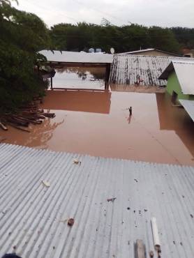 El agua tapó las estructuras de las casas en algunas colonias en el Valle de Sula.