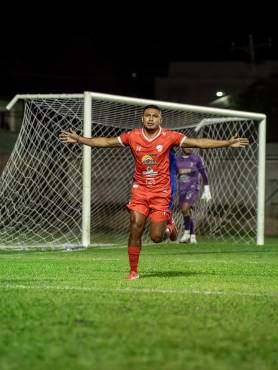 Frelys López aportó su gol en la paliza del Estrella Roja sobre Deportes Savio.
