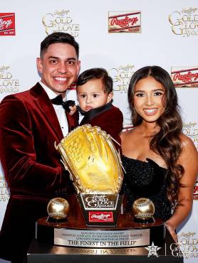 Mauricio Dubón es doble ganador del Guante de Oro al mejor utility en la Liga Americana, siendo el único pelotero que ostenta este récord ganador.