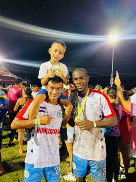 Odis Borjas (izquierda), ex jugador de Liga Nacional, y Maynor Figueroa (derecha) posando con las medallas de campeón. Foto: Cortesía.