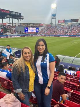 Las bellezas hondureñas están presentes en el Toyota Stadium y aprovechan el entretiempo para sacarse fotos.