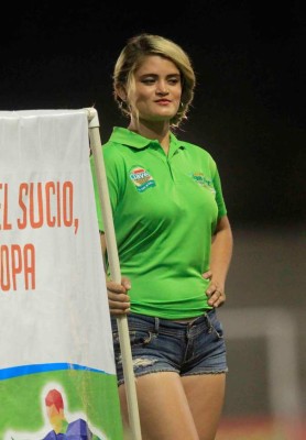 ¡LINDAS! Las preciosas chicas que adornaron el Honduras-Olimpia en la perla