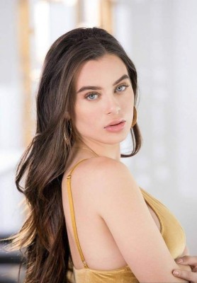 Lana Rhoades expone a una estrella del fútbol: 'Me escribió al Instagram'