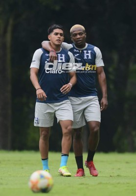 Consejos del Bolillo a un jugador y Kervin Arriaga toma precauciones: Las fotos del entreno de Honduras