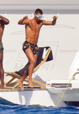 ¡Cazados! Georgina Rodríguez luce su impecable figura en un yate con Cristiano Ronaldo