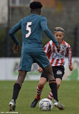El increíble físico de David Easmon, la joya del Ajax de 14 años que mide 1.90 metros