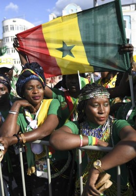 Dos culturas diferentes, una sola pasión: Hinchas de Senegal y Japón engalanaron el partido