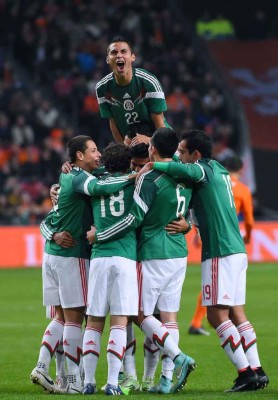 México vence 3-2 a Holanda con goles de Carlos Vela y Chicharito Hernández