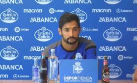 Celso Borges durante una conferencia de prensa con el Deportivo La Coruña.