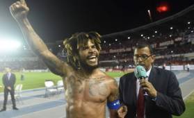 Román Torres festeja con la afición panameña el pase al mundial de Rusia 2018.