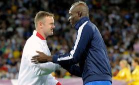 Mario Balotelli, estaba en un lujoso restaurante de Manchester cuando reconoció a Jennifer Thompson, la prostituta que casi había terminado con el matrimonio de Wayne Rooney y al darse cuenta de quien era aquella mujer, no pudo evitar actuar como un niño pequeño y empezar a gritar el nombre del futbolista: ‘Rooney, Rooney’,