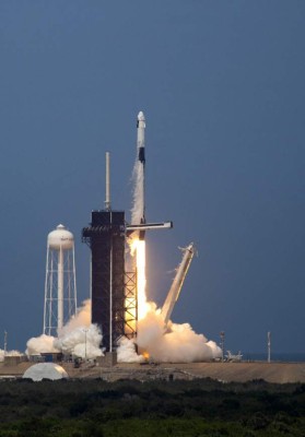 El impresionante despegue del cohete de SpaceX en histórico vuelo tripulado privado al espacio