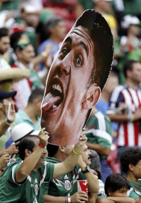 Aficionados mexicanos ponen color y fiesta en las gradas.