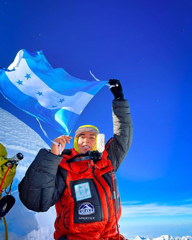 Ronald Quintero tardó 38 días en escalar el Everest.