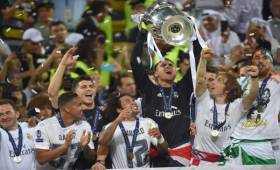 El tico alzó en sus brazos el anhelado trofeo conseguido ante el Atlético de Madrid.