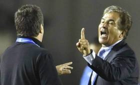 El técnico Jorge Luis Pinto discute con Hernán 'Bolillo' Gómez tras el juego entre Honduras y Panamá en la Copa Centroamericana.