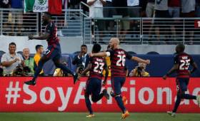 Los futbolistas norteamericanos celebraron con todo la victoria ante Jamaica.