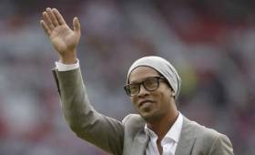 Ronaldinho tiene un premio que muchos quieren ganar, estar en su casa en Río de Janeiro.