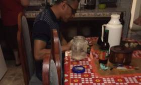 Keylor Navas disfrutó en casa de sus abuelos de un tamal antes de volver a España.