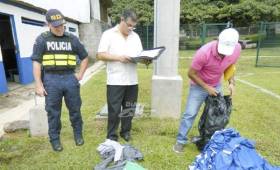 El ex director técnico se hizo presente a la cancha donde jugaría Barrialeña junto con las autoridades. (Foto: Diario Extra).