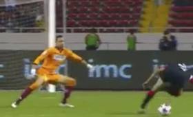 Jordy Matarrita vivió un mal momento en los 90 minutos por la vida desarrollados en el estadio Nacional de Costa Rica. (Cortesía: Teletica).