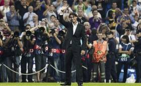 Rafael Nadal mientras recibe un homenaje en el estadio Santiago Bernabéu.