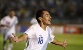 Se retira luego de conseguir 6 títulos de campeón con el Comunicaciones de Guatemala.