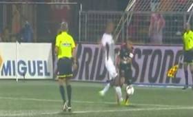 En las diferentes tomas televisivas se observa claramente la falta de penal, no señalada por el árbitro central. (Cortesía Repretel).