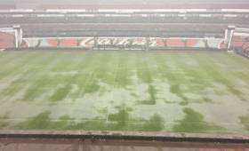La gramilla del estadio Azteca se ha visto muy afectada por las fuertes lluvias de las últimas horas en ciudad de México. (Foto: El Marcador TV)